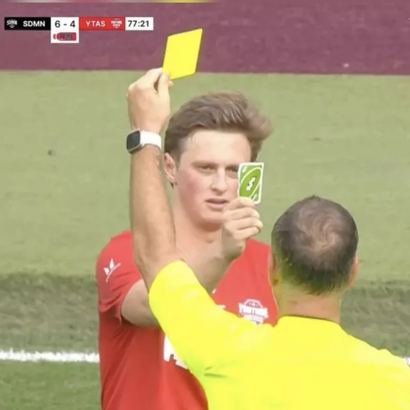 Carton jaune... et carte UNO, l'arbitre voit tout