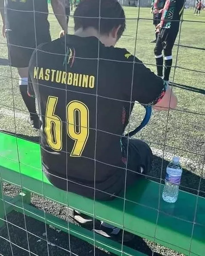 Le maillot le plus gênant du terrain : « Masturbhino 69 »